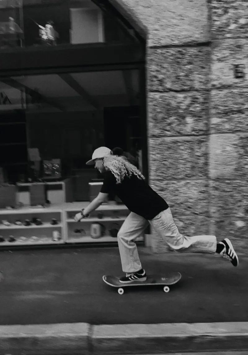 Locke skatet in den Straßen von Innsbruck